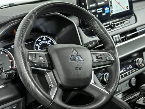 Used 2025 Mitsubishi Outlander AWD image 19