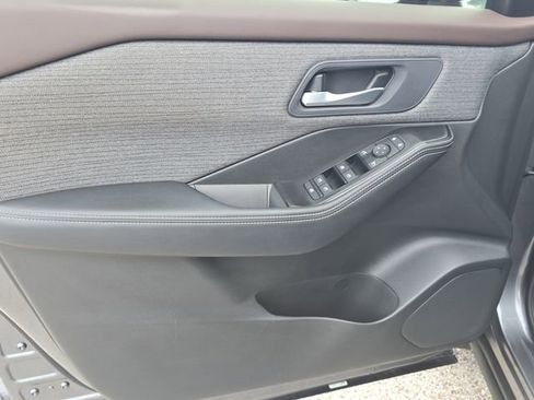 Certified 2023 Nissan Rogue SV FWD image 17
