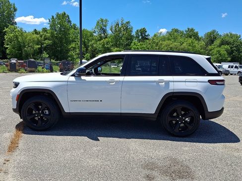 Used 2023 Jeep Grand Cherokee Limited w/ Black Appearance Package AWD/4WD image 7