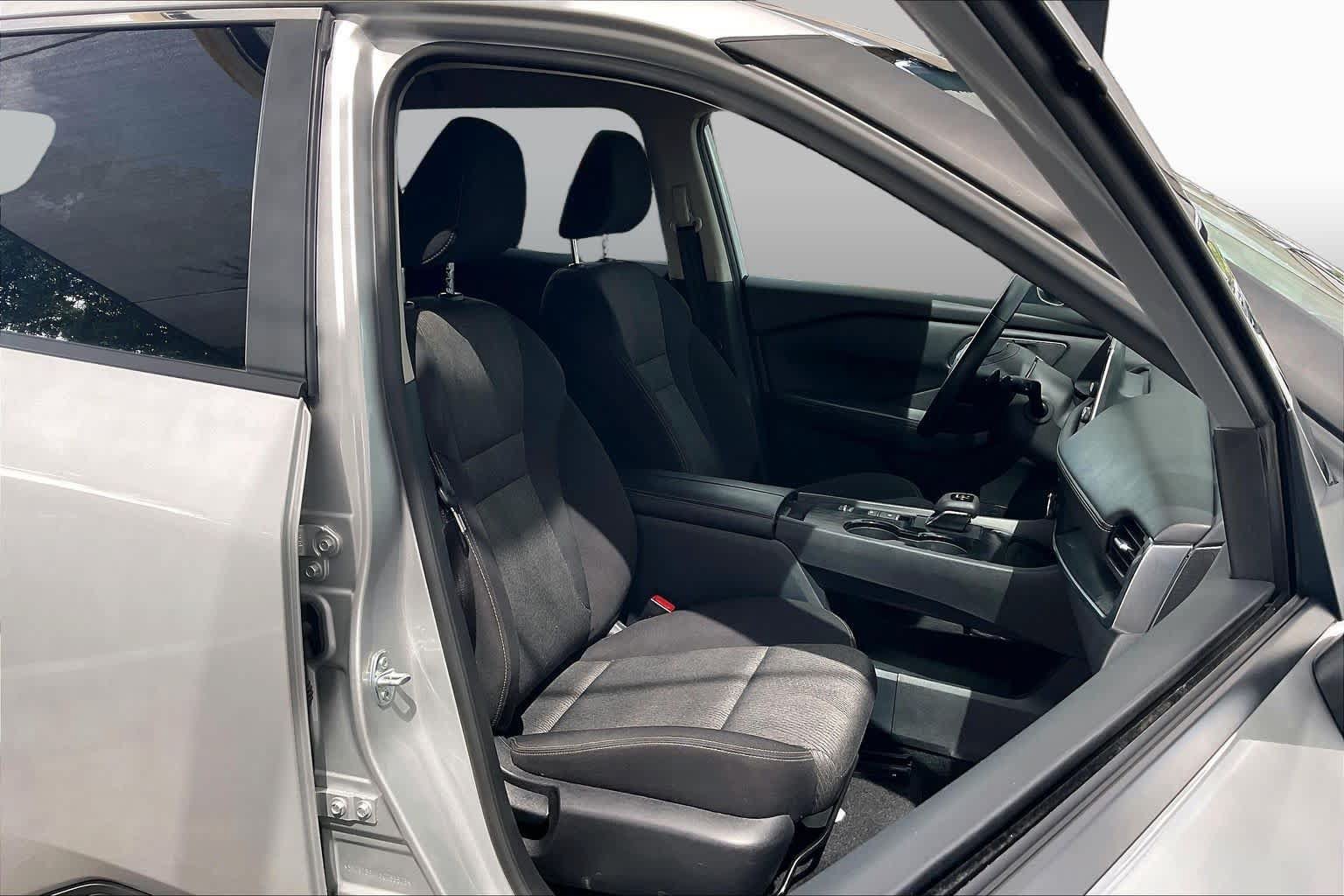 Used 2025 Nissan Rogue SV FWD image 17