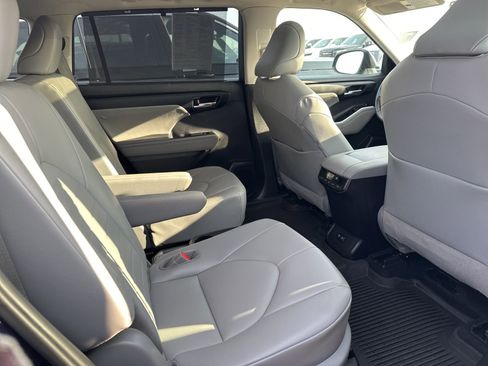 Used 2020 Toyota Highlander XLE image 27