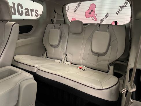 Used 2017 Chrysler Pacifica Limited FWD image 23