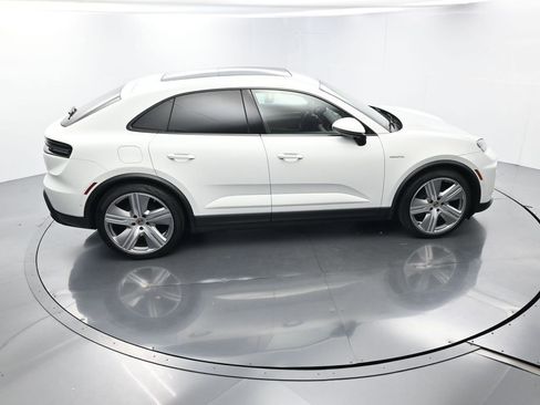 Certified 2025 Porsche Macan 4 Electric image 39