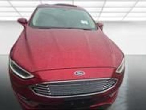 Used 2017 Ford Fusion SE w/ Fusion SE Technology Package FWD image 2