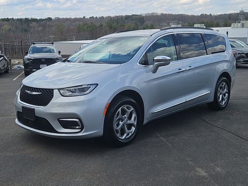 Used 2022 Chrysler Pacifica Limited AWD/4WD image 25