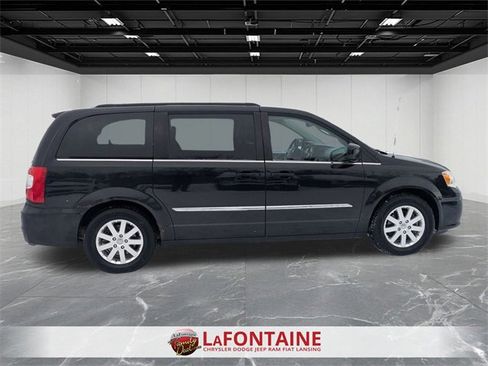 Used 2014 Chrysler Town & Country Touring image 6