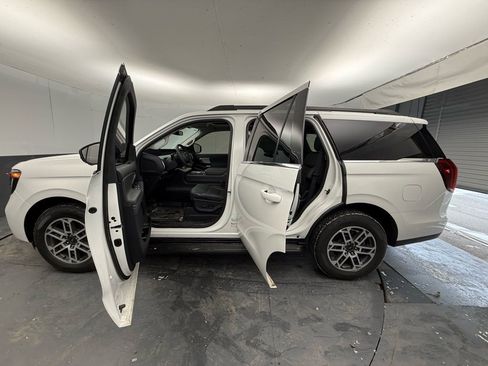 New 2026 Ford Expedition Active image 16