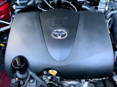 Used 2022 Toyota Highlander LE FWD image 32
