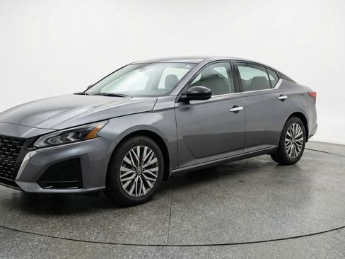 Used 2025 Nissan Altima 2.5 SV FWD image 3