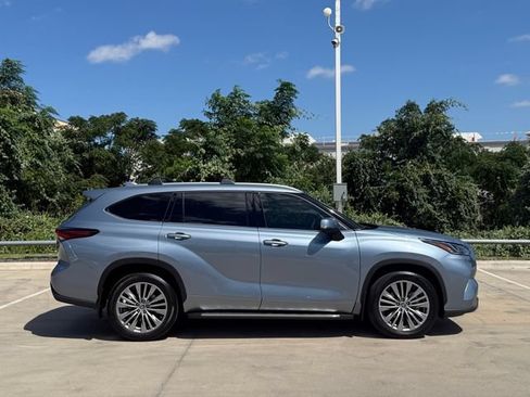 Used 2024 Toyota Highlander Platinum FWD image 6