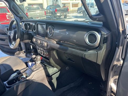 Used 2018 Jeep Wrangler Unlimited Sahara image 42