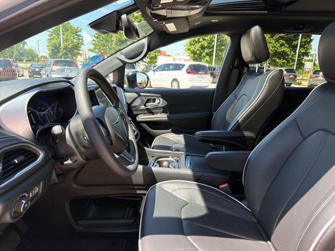 Used 2026 Chrysler Pacifica Limited FWD image 15