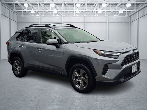 Used 2022 Toyota RAV4 XLE w/ Convenience Package image 7