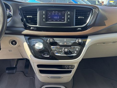 Used 2017 Chrysler Pacifica LX FWD image 18