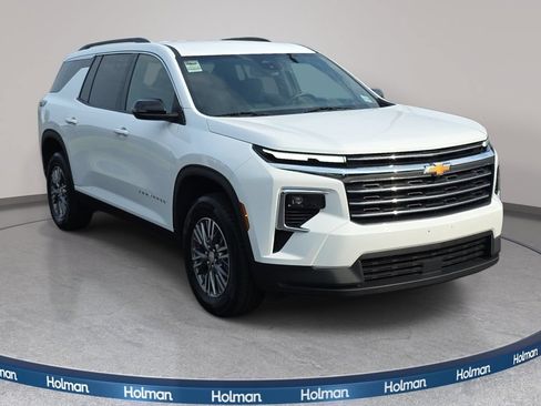 Used 2025 Chevrolet Traverse LT AWD/4WD image 3