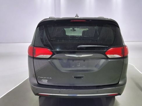 Used 2018 Chrysler Pacifica Touring-L image 18