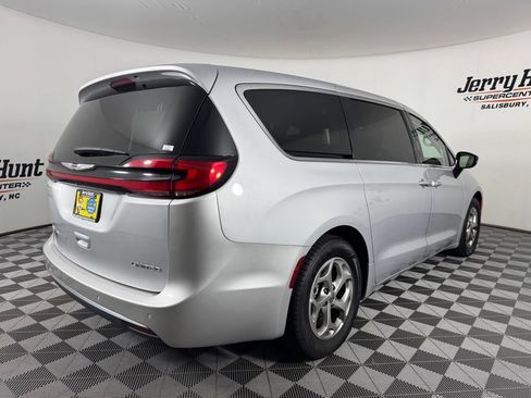 Used 2024 Chrysler Pacifica Limited FWD image 6