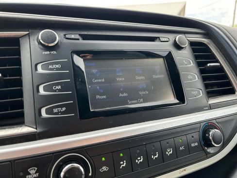 Used 2019 Toyota Highlander LE w/ Carpet Mat Package (TMS) FWD image 21