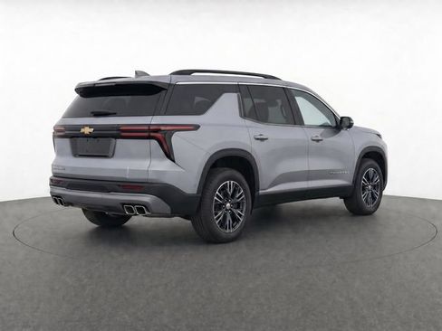 Used 2025 Chevrolet Traverse LT FWD image 7