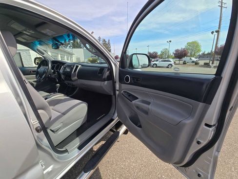 Used 2013 Toyota Tacoma PreRunner w/ SR5 Pkg RWD image 12