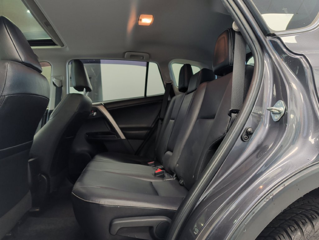 Used 2018 Toyota RAV4 Limited FWD image 30