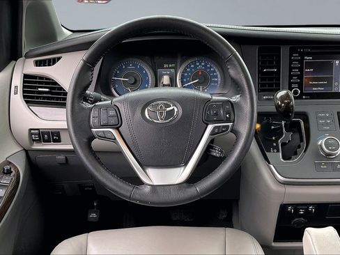 Used 2020 Toyota Sienna XLE w/ XLE Navigation Package image 5