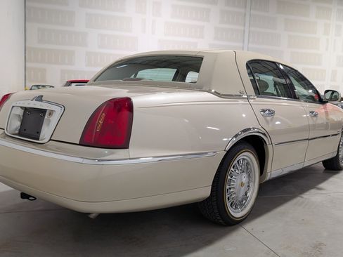Used 2001 Lincoln Town Car Cartier RWD image 15