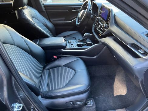 Used 2025 Toyota Highlander XSE AWD/4WD image 8