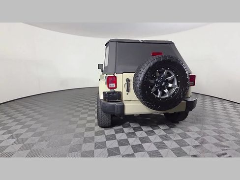 Used 2018 Jeep Wrangler Unlimited Sahara w/ Connectivity Group AWD/4WD image 43