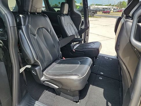 Used 2025 Chrysler Pacifica Limited FWD image 16
