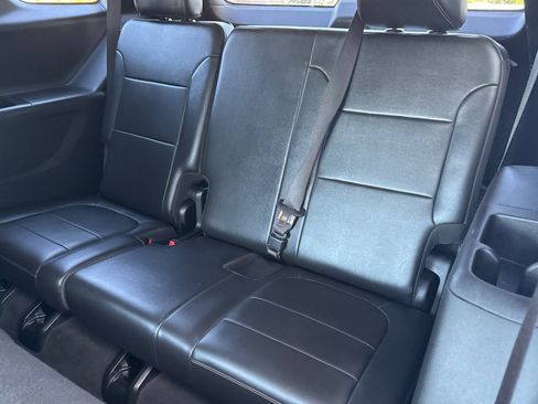 Used 2021 Chevrolet Traverse LT w/ LT Premium Package image 12