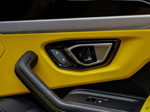 Used 2021 Lamborghini Urus AWD/4WD image 96