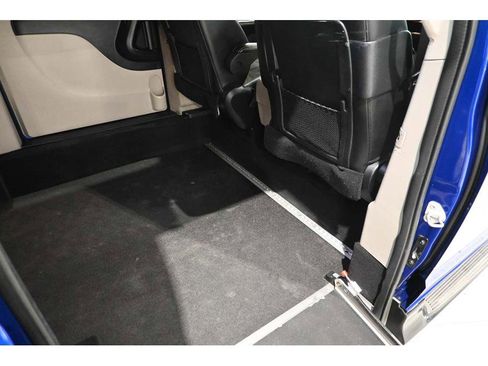 Used 2020 Dodge Grand Caravan SXT FWD image 19