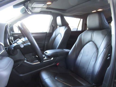 Used 2023 Toyota Highlander Limited AWD/4WD image 11