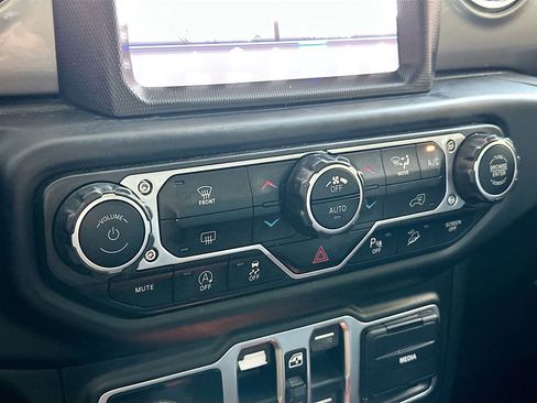 Used 2018 Jeep Wrangler Unlimited Sahara AWD/4WD image 16
