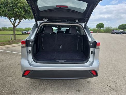 Used 2023 Toyota Highlander LE image 13