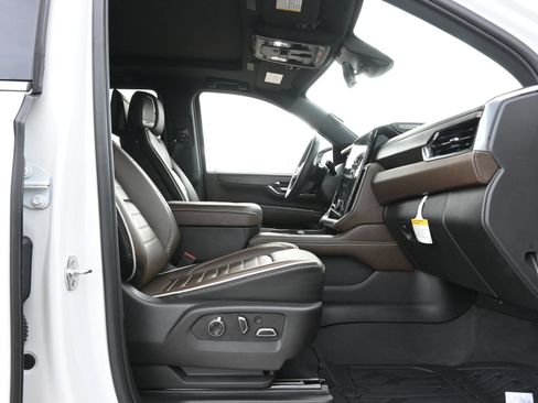 Used 2025 GMC Yukon Denali Ultimate AWD/4WD image 26