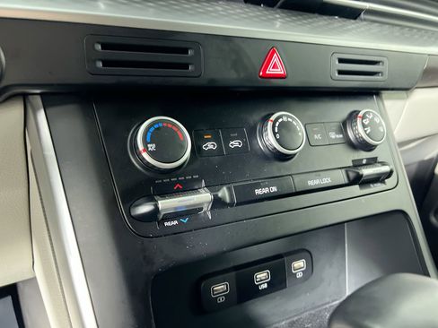 Used 2023 Kia Carnival LX FWD image 23
