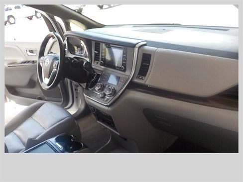 Used 2018 Toyota Sienna XLE Premium AWD/4WD image 20