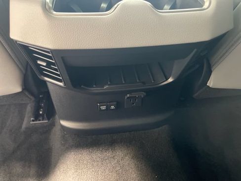 Used 2025 Toyota Tundra Limited AWD/4WD image 18