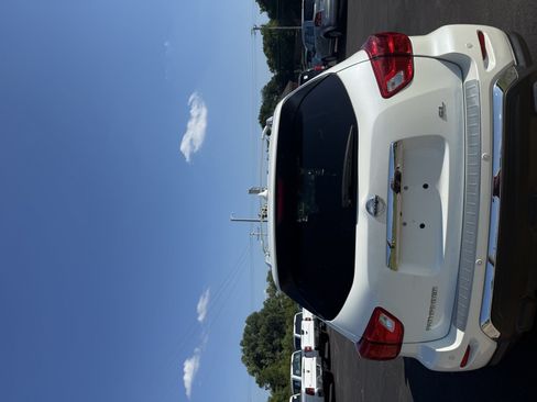 Used 2020 Nissan Pathfinder SL FWD image 4