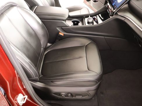 Used 2024 Jeep Grand Cherokee Limited w/ Black Appearance Package image 14