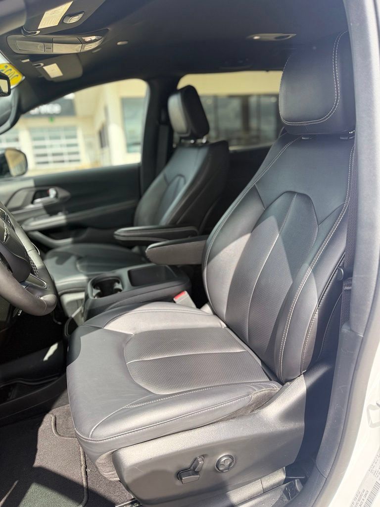 Used 2025 Chrysler Pacifica Select FWD image 10