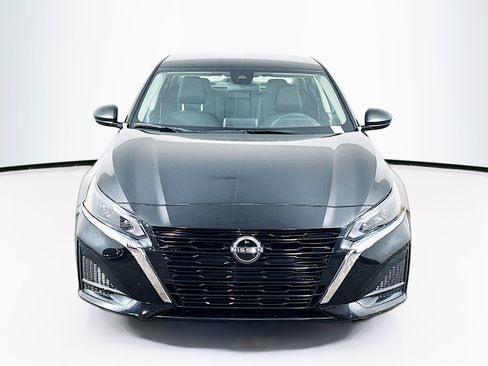 Used 2025 Nissan Altima 2.5 SV image 2