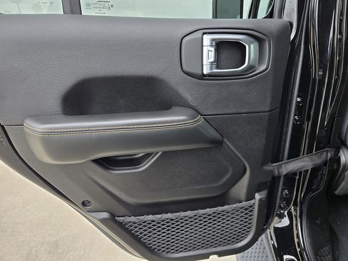 Used 2025 Jeep Wrangler Unlimited Sahara AWD/4WD image 28