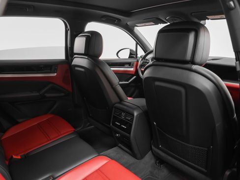 Certified 2024 Porsche Cayenne AWD/4WD image 27
