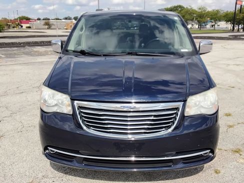Used 2014 Chrysler Town & Country Touring-L FWD image 2