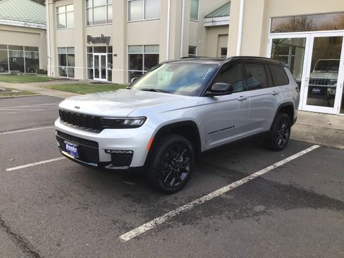 New 2025 Jeep Grand Cherokee L Limited image 3