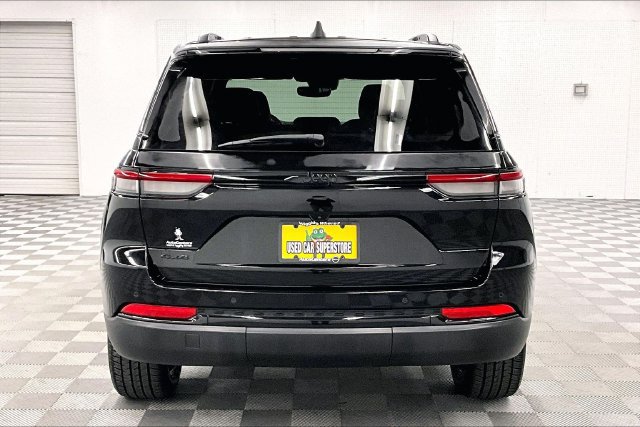 Used 2023 Jeep Grand Cherokee Altitude AWD/4WD image 5