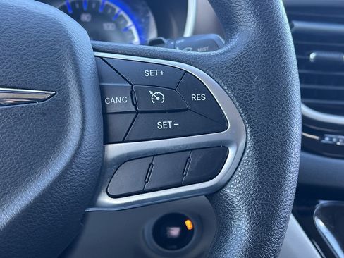 Used 2017 Chrysler Pacifica Touring image 12